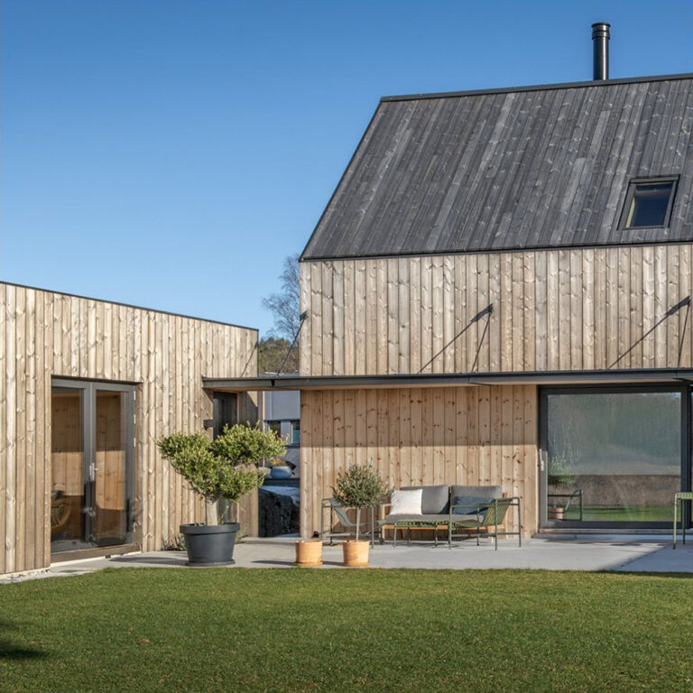 Hus-med-fasad-i trapanel-pa-tak-och-vagg