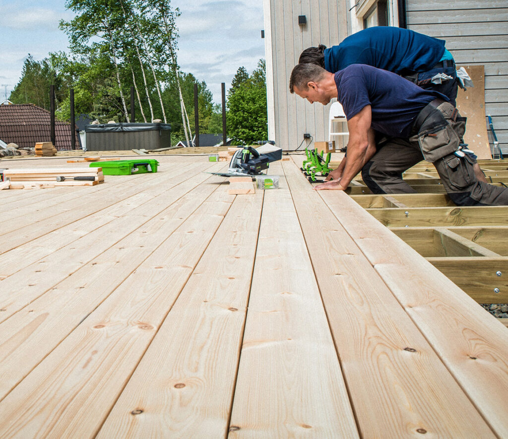 Snickare-lägger-trall-på-altan