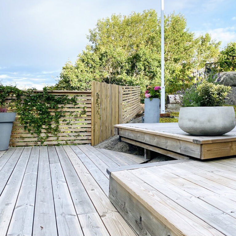uteplats-i-olika-nivaer-karnfurutrall